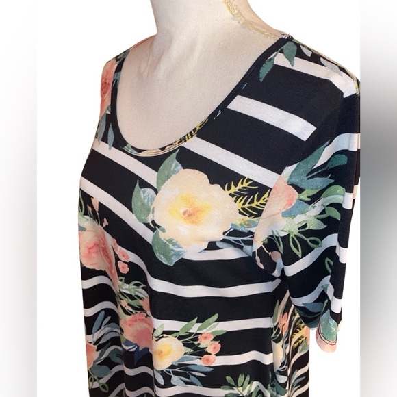 LULAROE Women’s Tunic Top Floral & Striped Pattern in BLK, WHT, Peach, YEL SZ SM - Picture 5 of 6